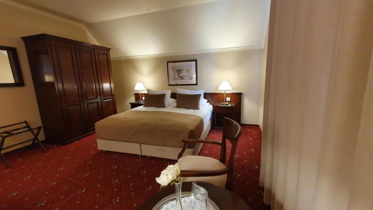 Hotel Garden Club Брашов Екстериор снимка