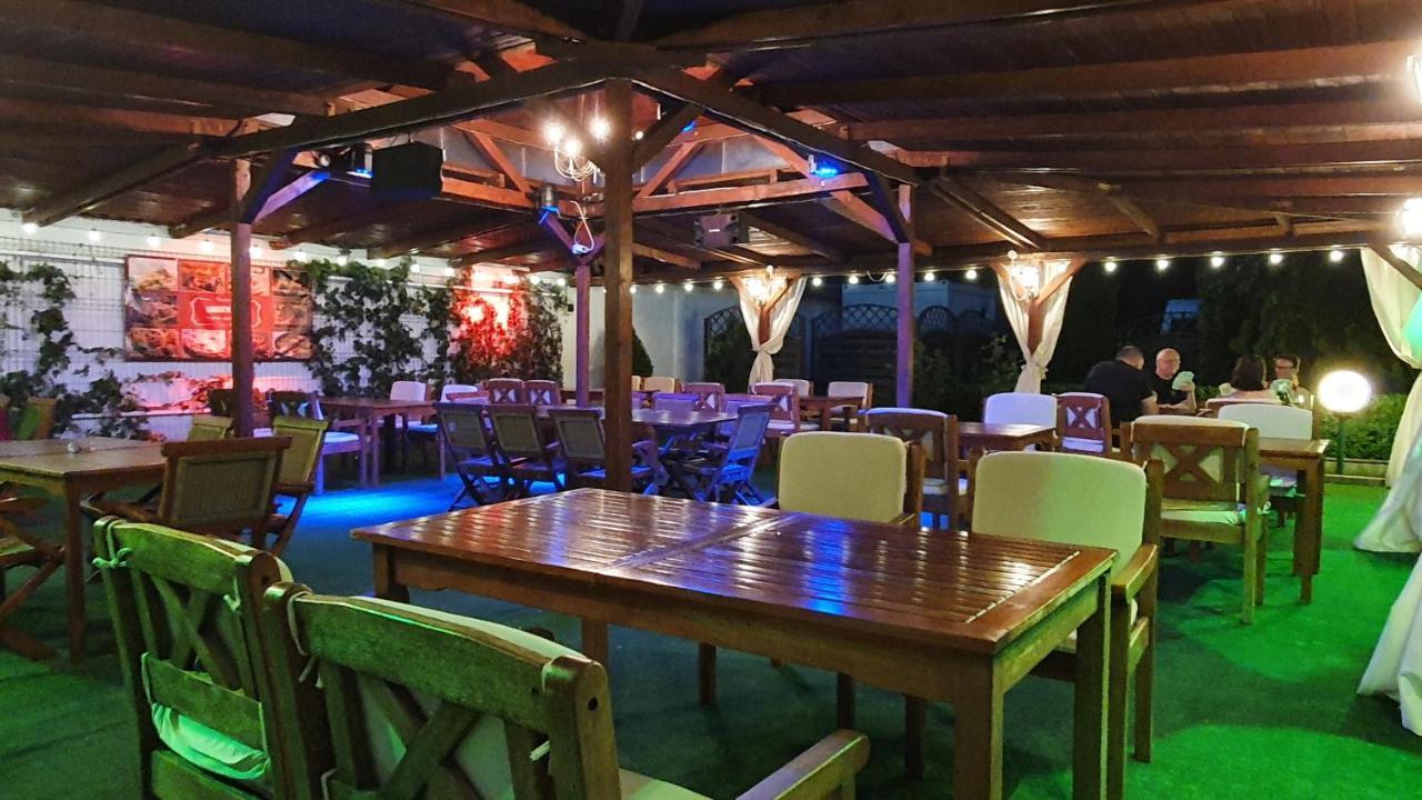 Hotel Garden Club Брашов Екстериор снимка