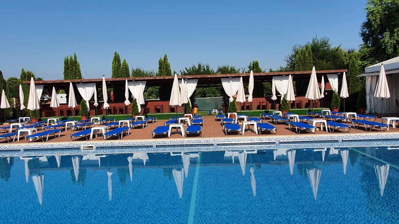 Hotel Garden Club Брашов Екстериор снимка