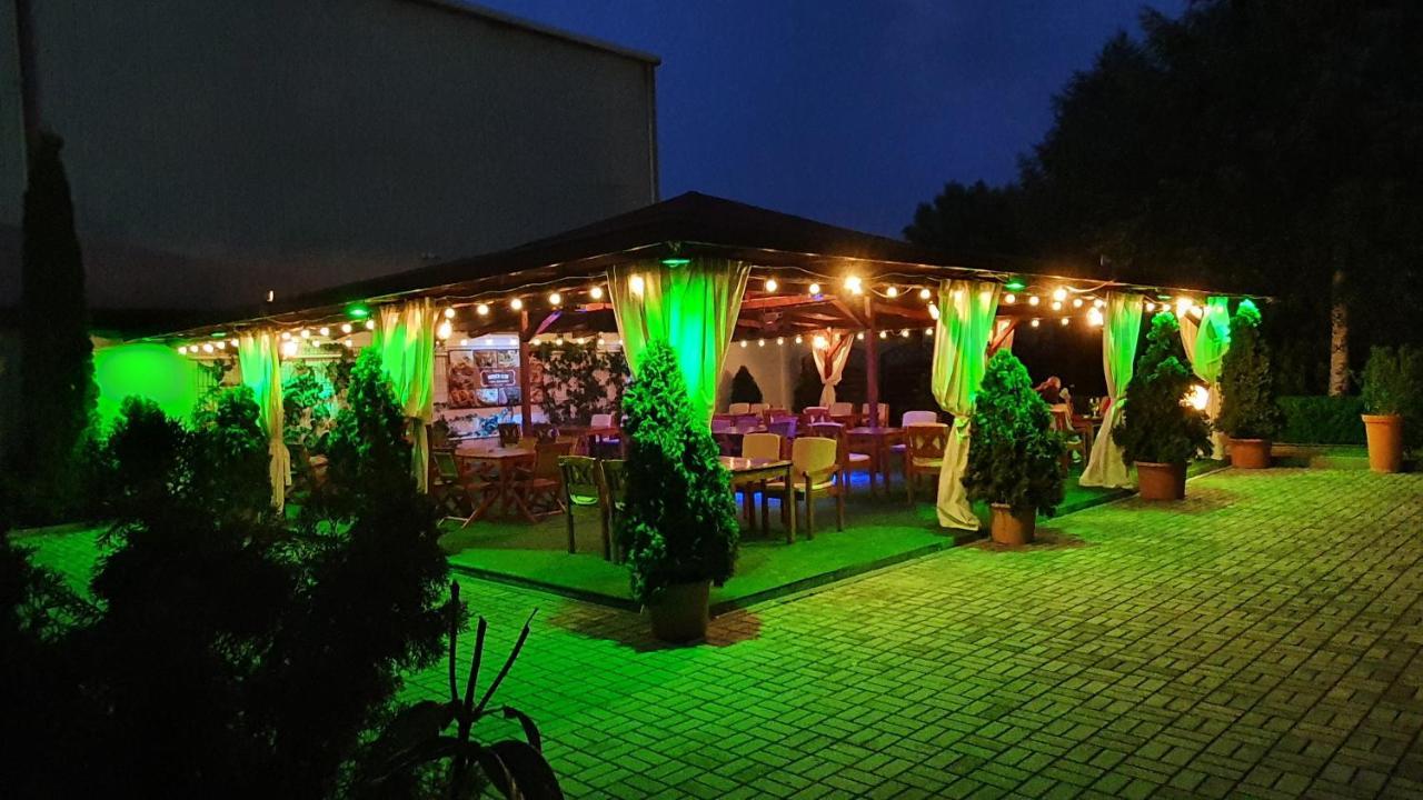 Hotel Garden Club Брашов Екстериор снимка