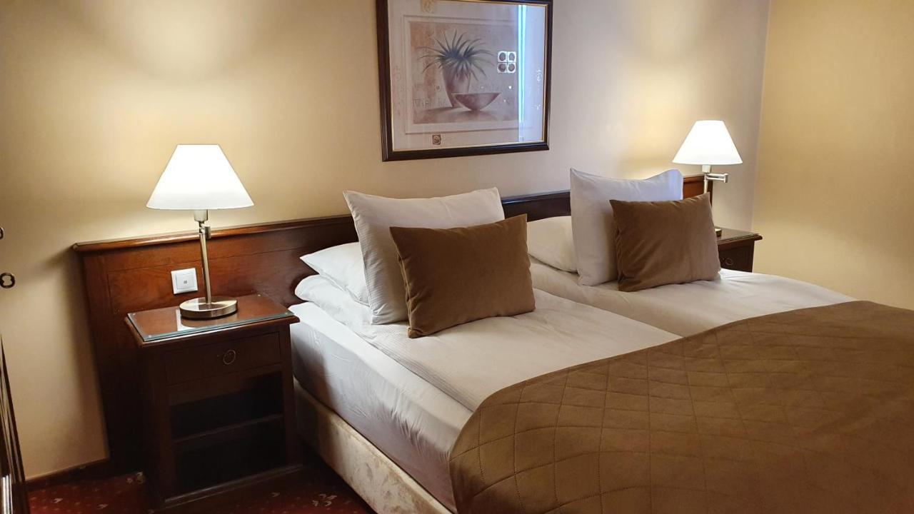 Hotel Garden Club Брашов Екстериор снимка