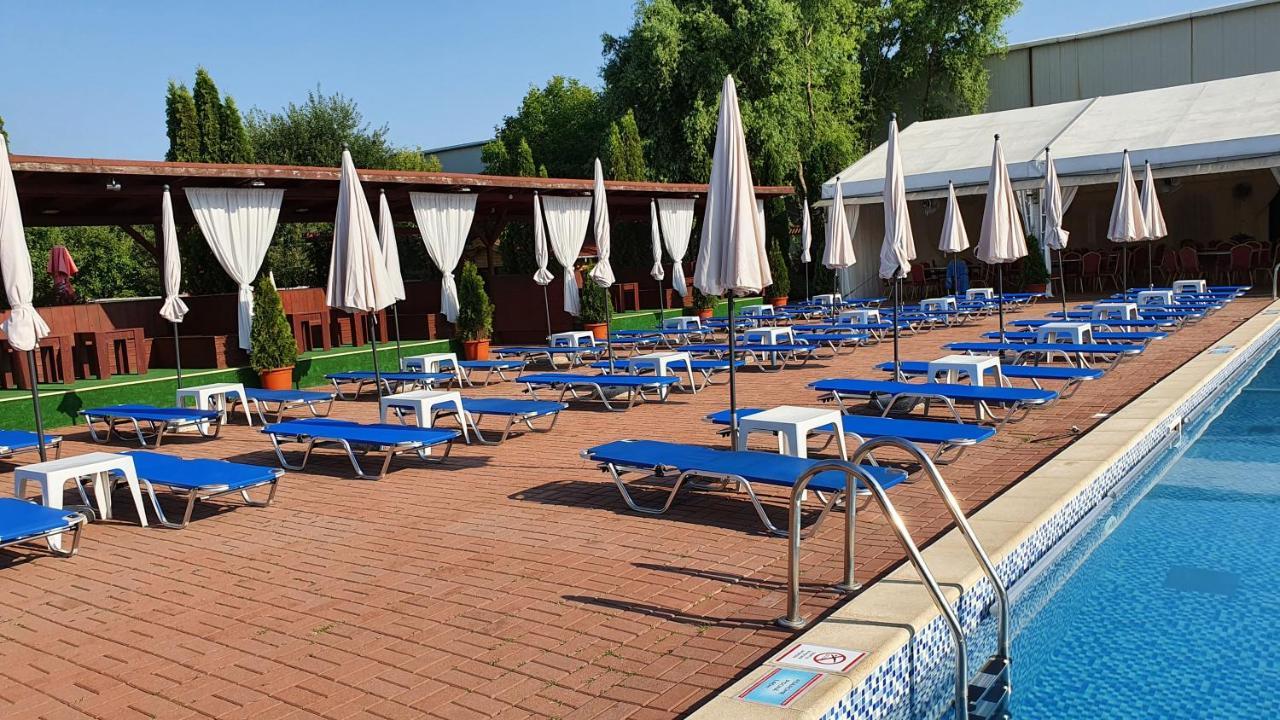 Hotel Garden Club Брашов Екстериор снимка