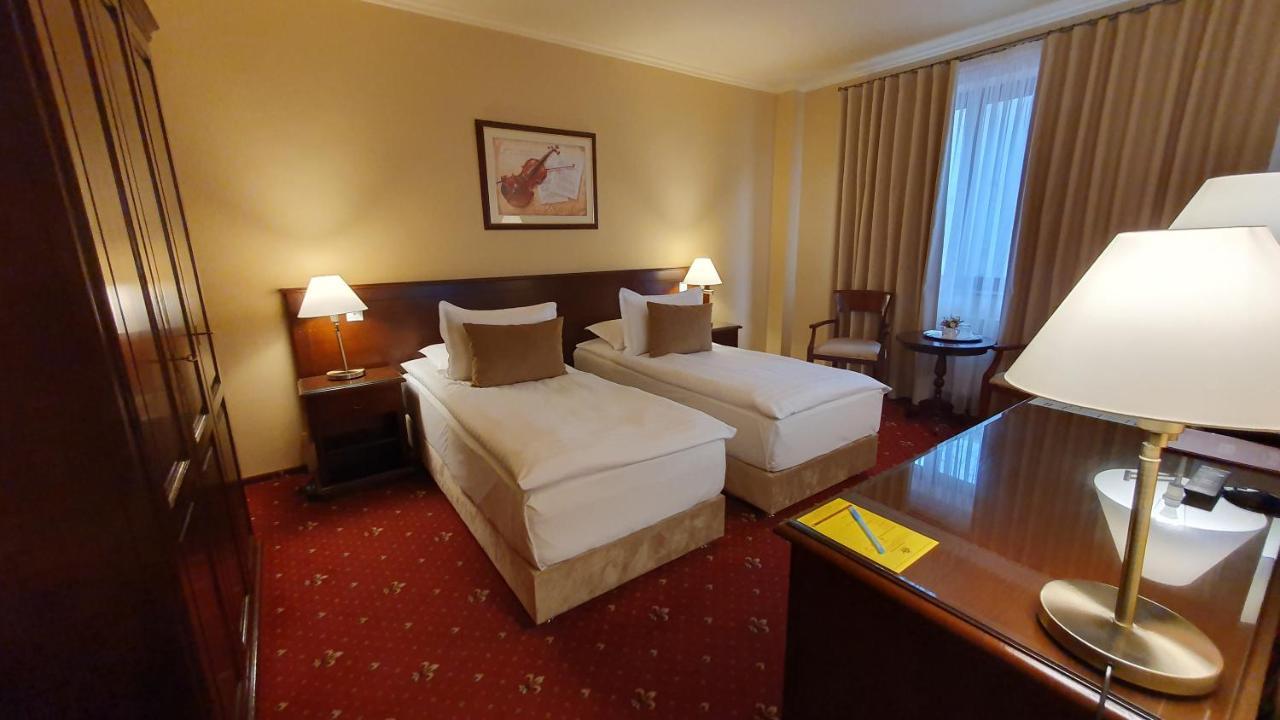 Hotel Garden Club Брашов Екстериор снимка
