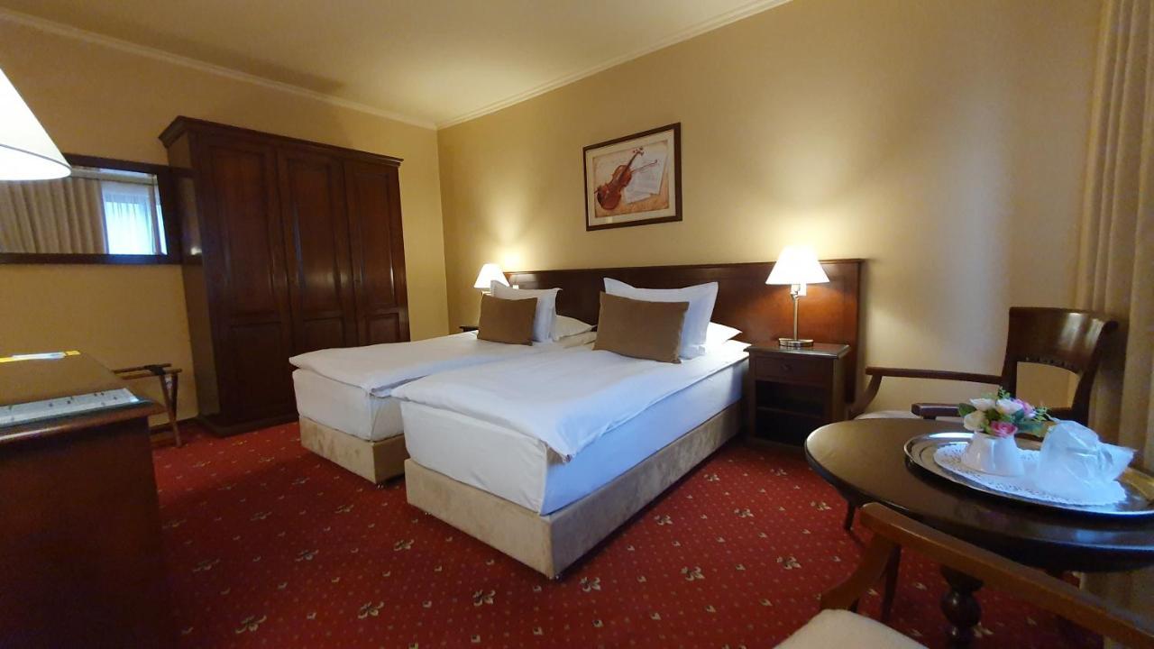 Hotel Garden Club Брашов Екстериор снимка