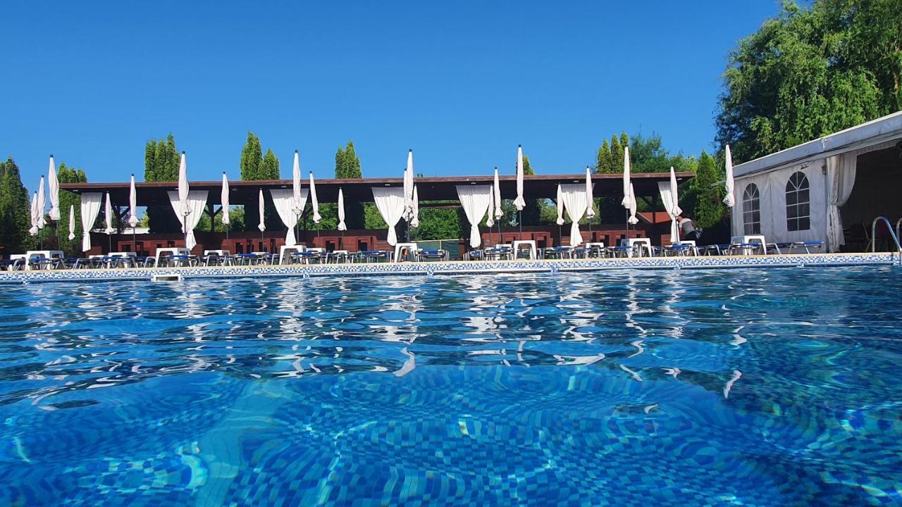 Hotel Garden Club Брашов Екстериор снимка