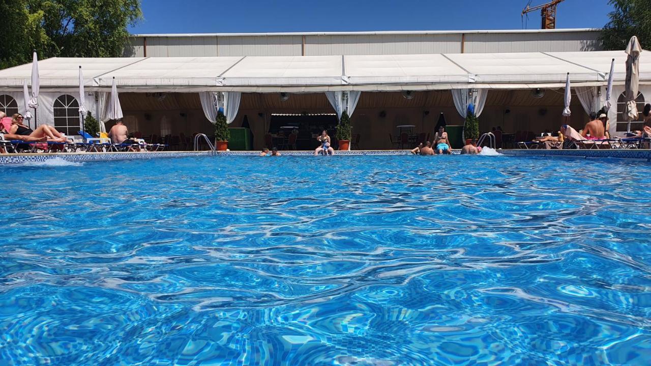Hotel Garden Club Брашов Екстериор снимка