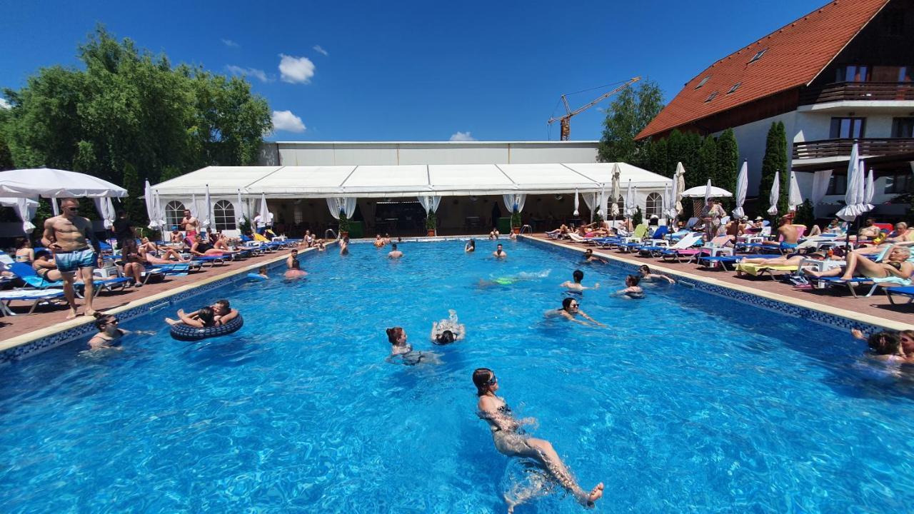 Hotel Garden Club Брашов Екстериор снимка