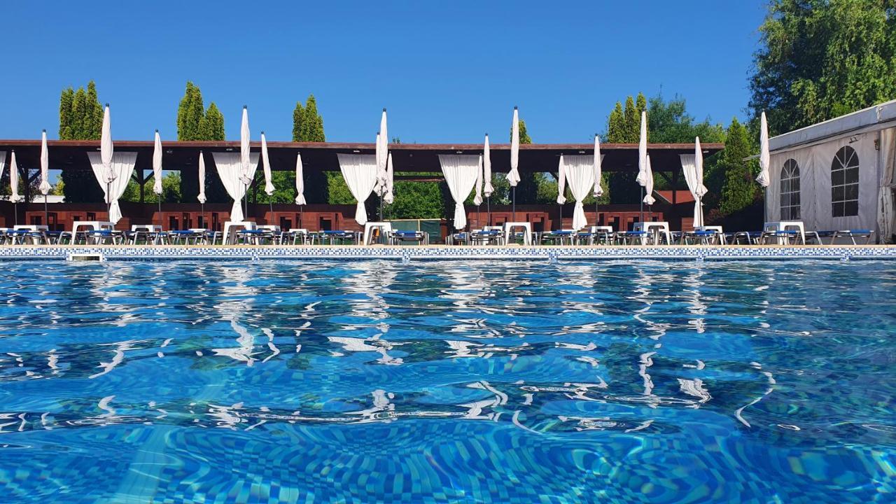 Hotel Garden Club Брашов Екстериор снимка