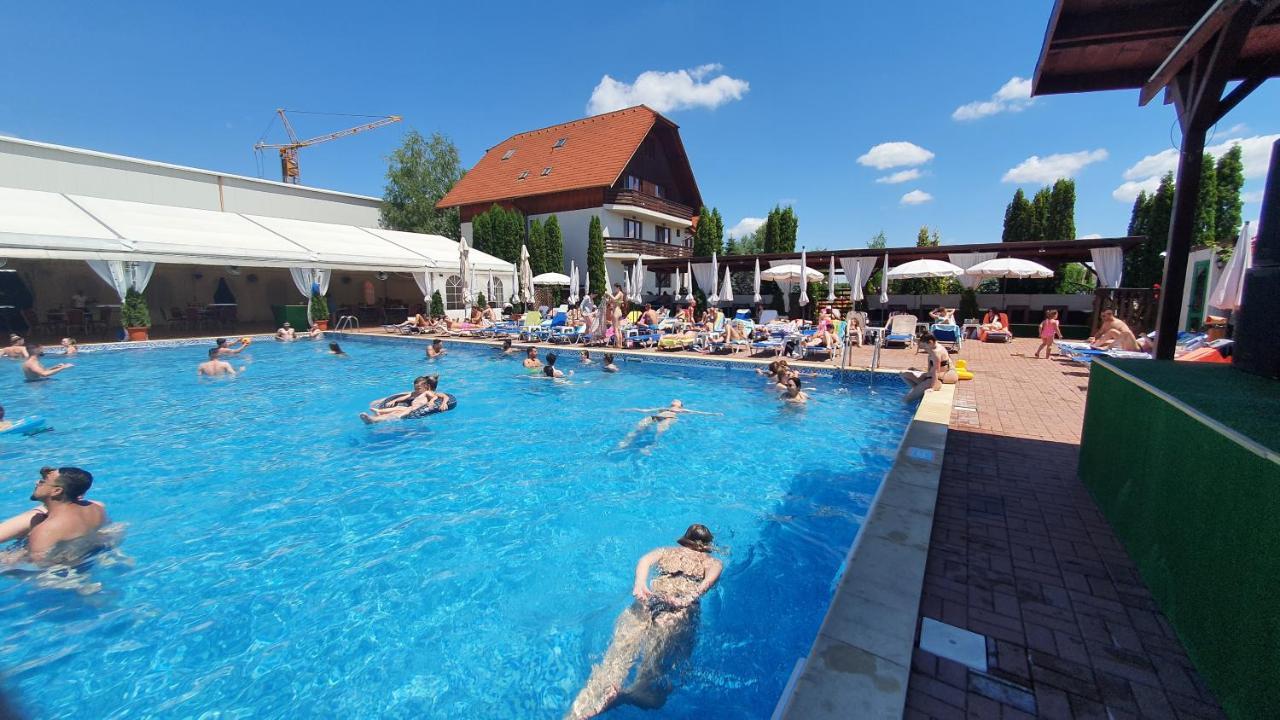 Hotel Garden Club Брашов Екстериор снимка