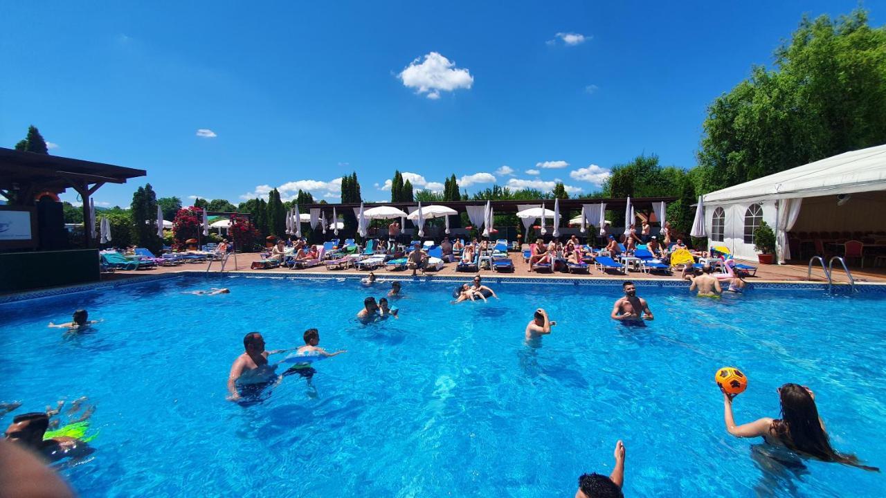 Hotel Garden Club Брашов Екстериор снимка