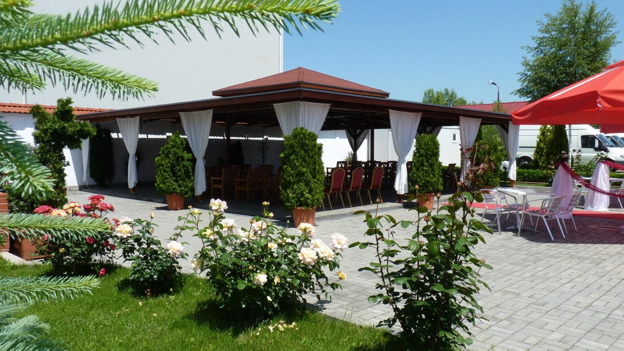 Hotel Garden Club Брашов Екстериор снимка