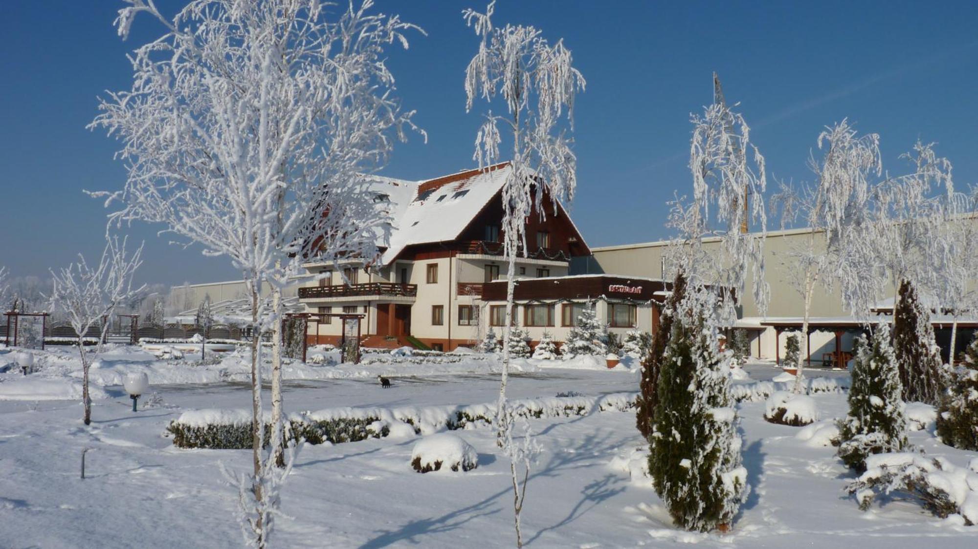 Hotel Garden Club Брашов Екстериор снимка