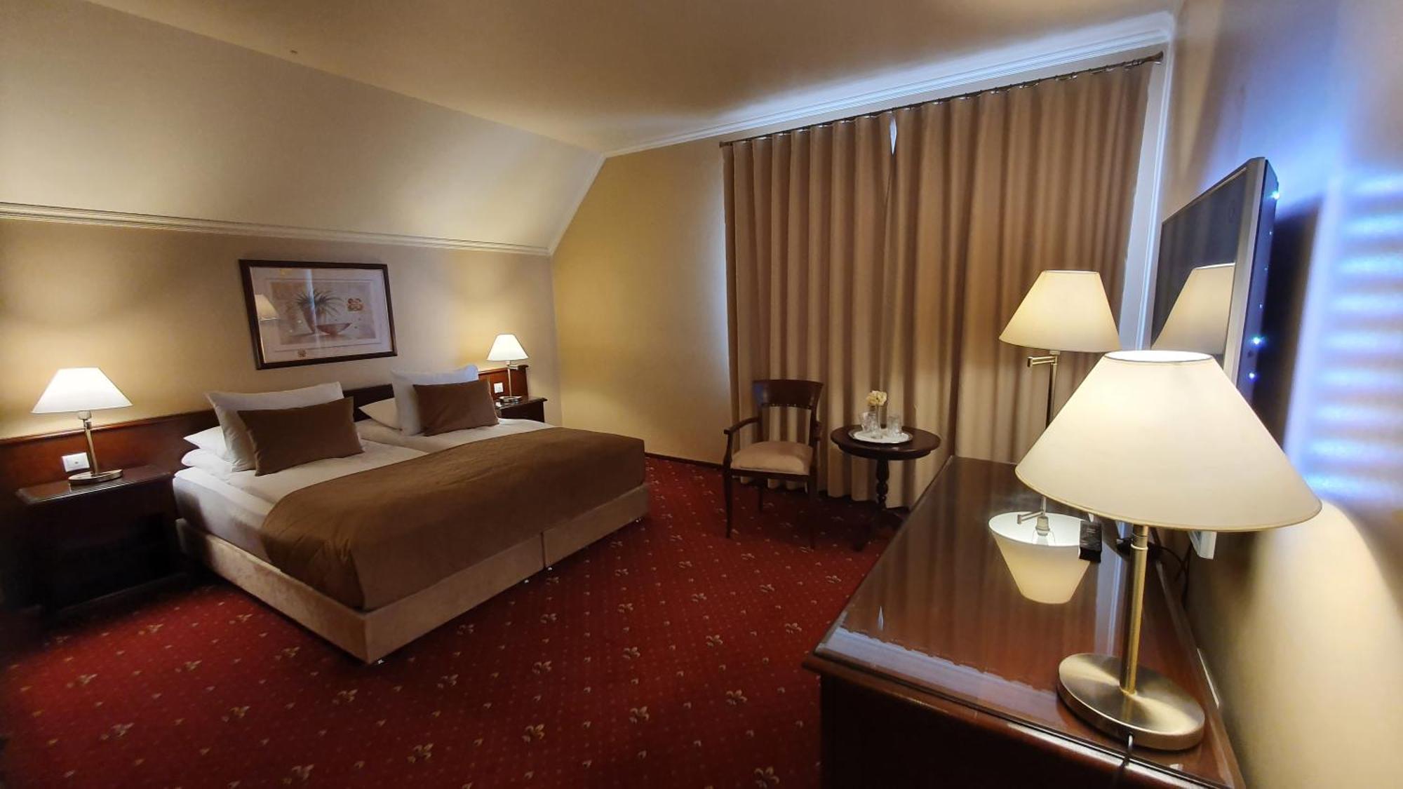 Hotel Garden Club Брашов Екстериор снимка