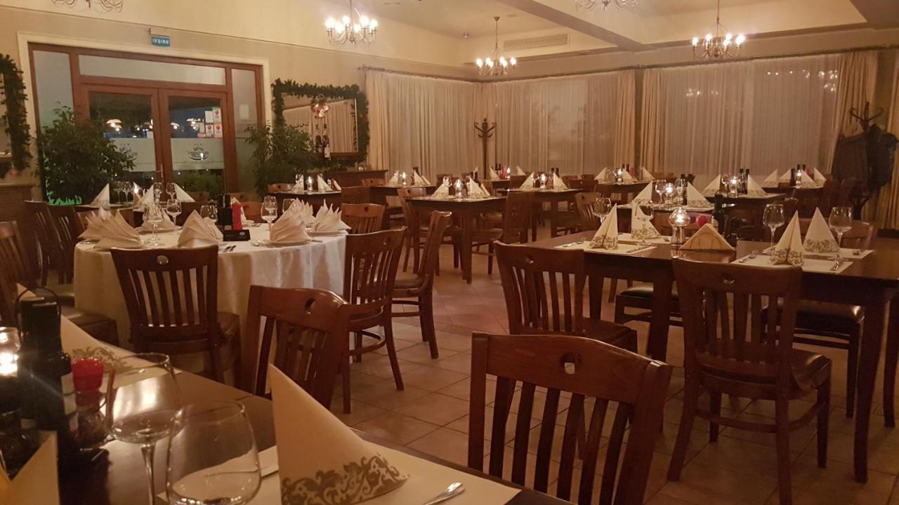 Hotel Garden Club Брашов Екстериор снимка